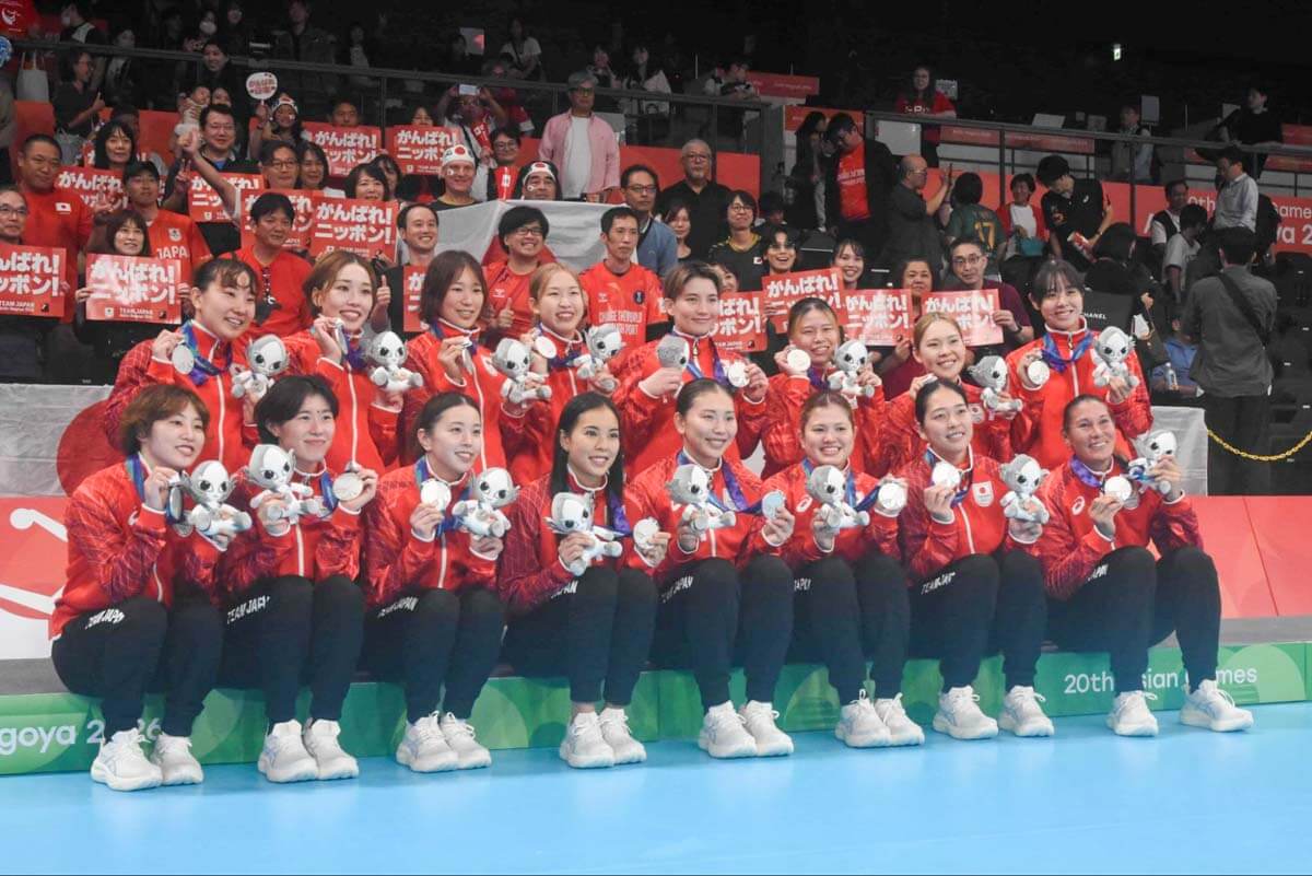 アジア競技大会で銀メダルに終わったハンドボール女子日本代表。来年のロス五輪予選では金メダルで、ファンと喜びを分かち合いたい＝2026年9月27日、愛知県稲沢市 のエントリオで（久保写す、以下すべて）