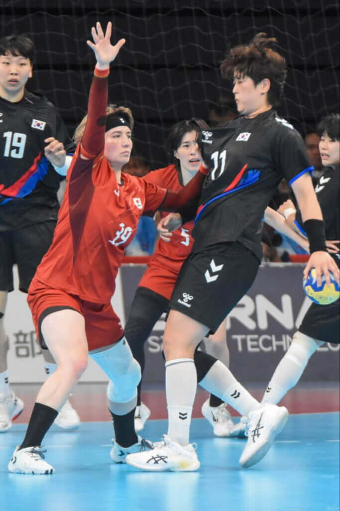柳殷僖をタイトに守るグレイ クレア フランシス（アランマーレ富山）。攻撃型のピヴォットだが、今大会ではDFからのエンプティゴールで多くの見せ場を作った