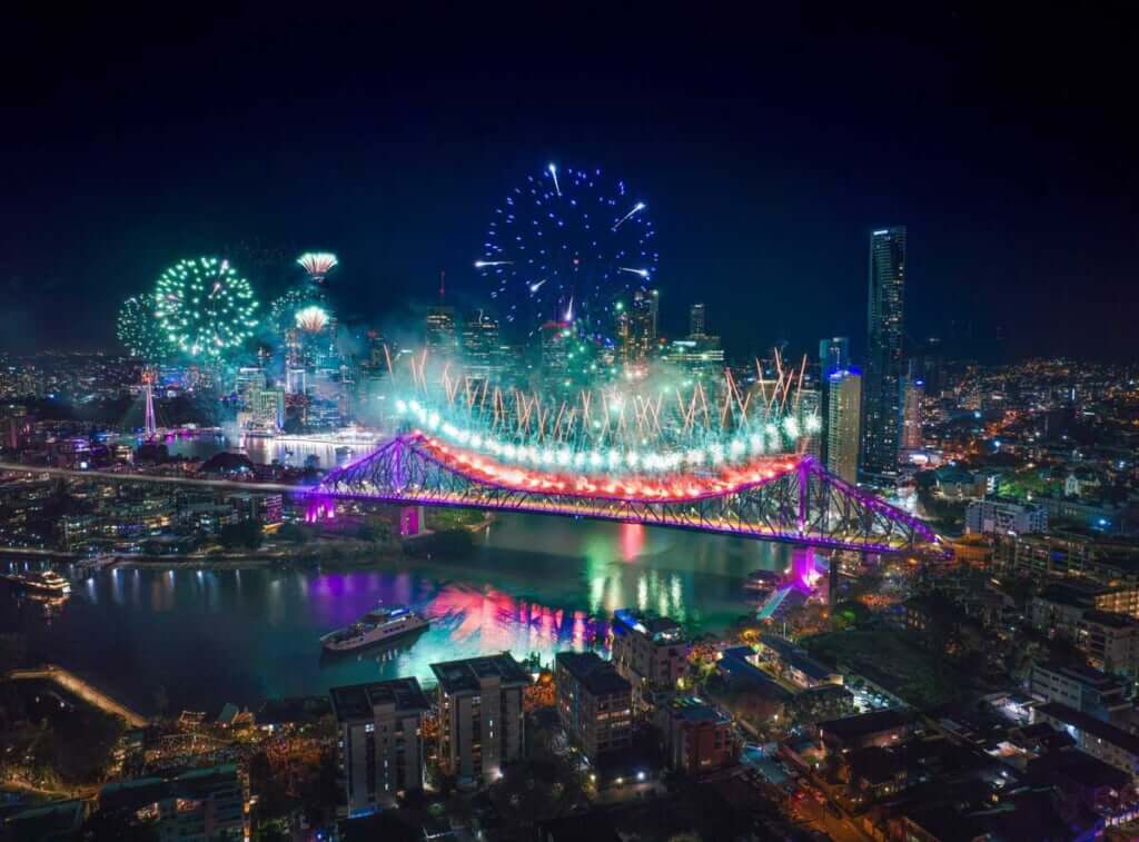 オーストラリア最大級の国際芸術祭ブリスベン・フェスティバルの開幕を祝うリバー・ファイヤーⒸTourism & Events Queensland