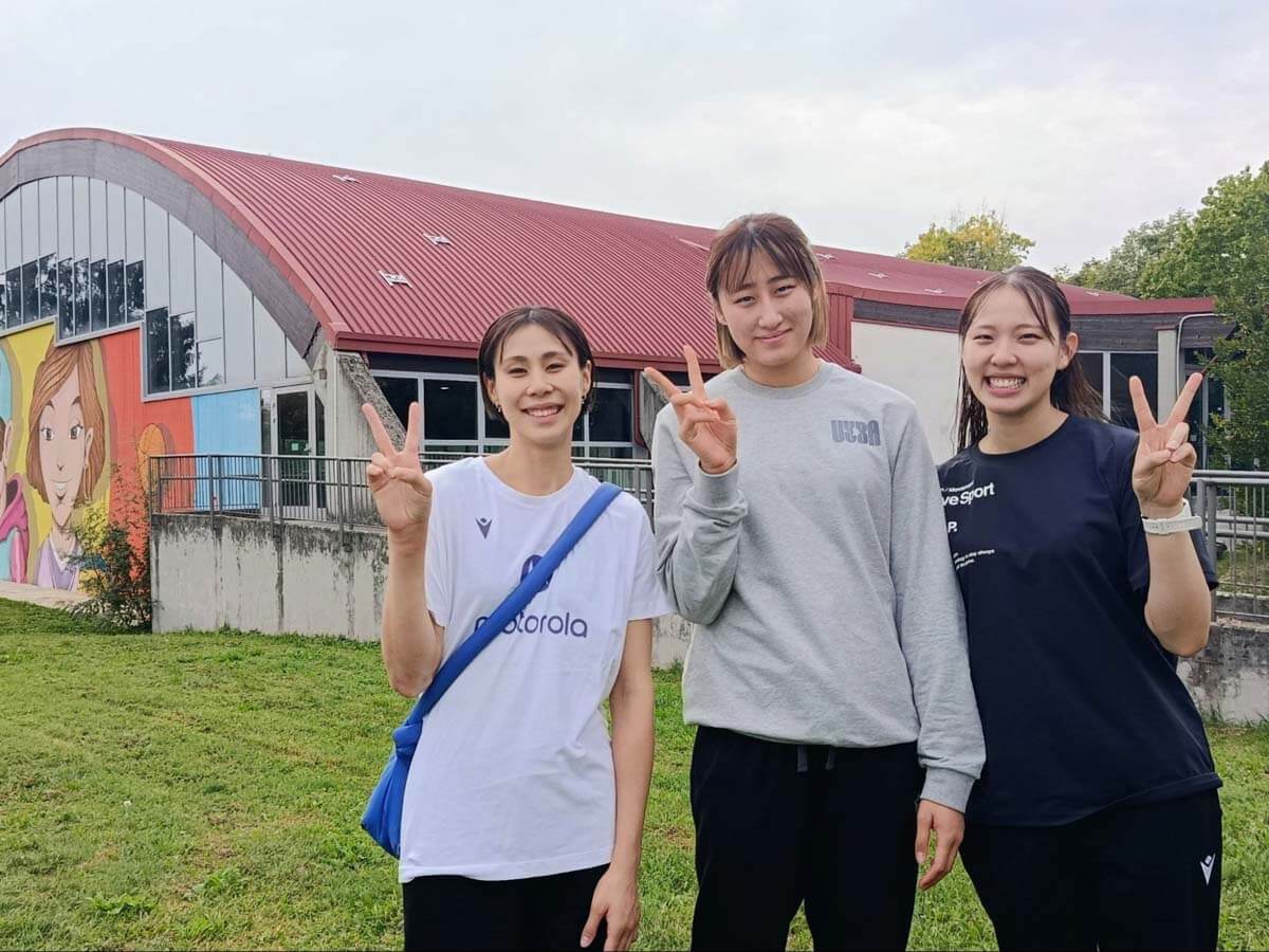 練習後の体育館前にて、和田由紀子（24）、大友美空（20）、関菜々巳（27）＝2026年10月10日、中山写す