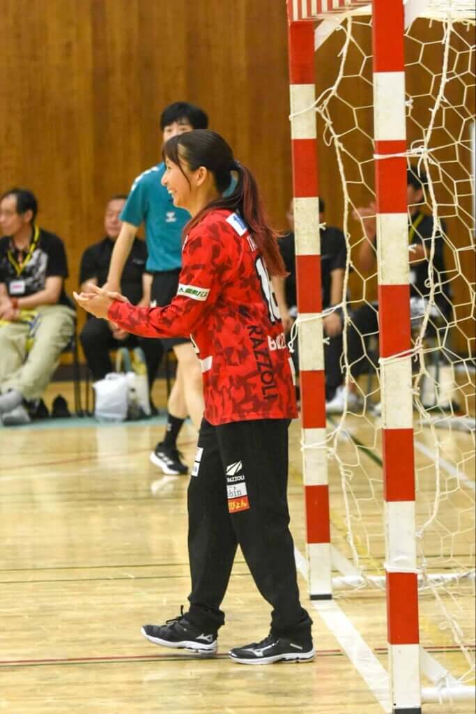 背番号18の田口舞がGKコーチ兼任でブルズに復帰。ただシュートを阻止するだけでなく、ポジティブな声かけがチームの財産になる