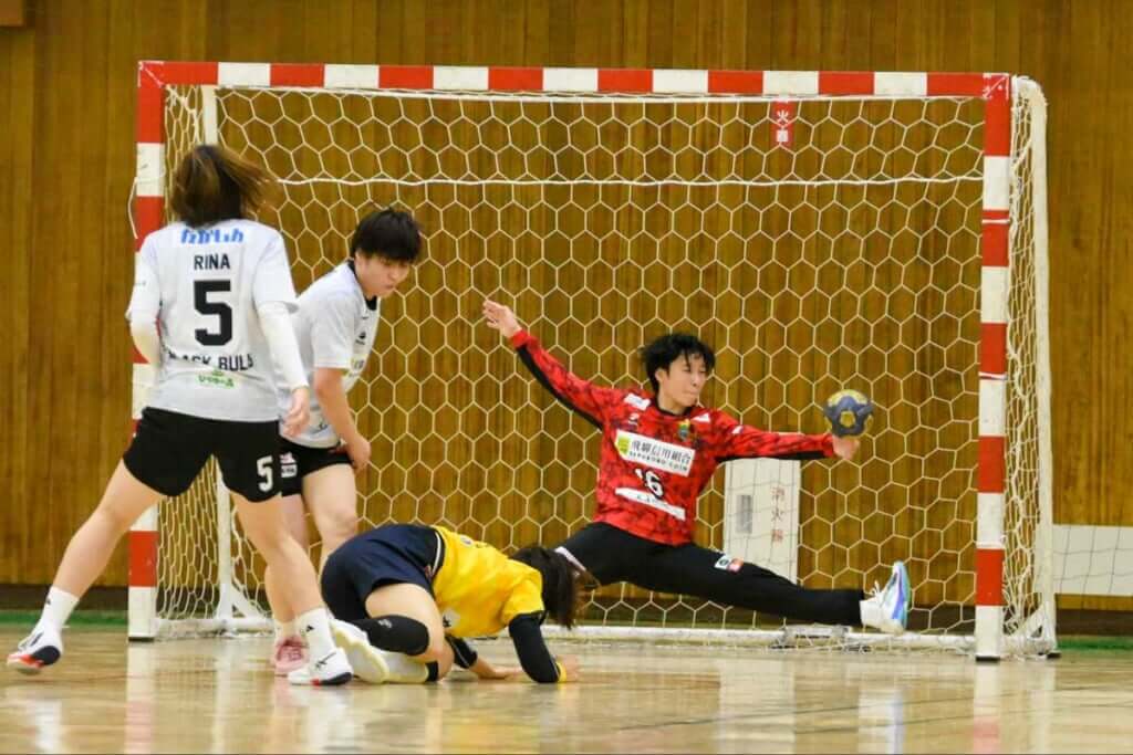 飛騨高山ブラックブルズ岐阜の看板選手は、GKの邉木薗結衣。どんな時にも体の中心をシュートに近づけていけるGKで、2026-27シーズンは阻止率リーグ1位をめざす＝2026年9月、ブラザー工業体育館で（久保写す、以下すべて）