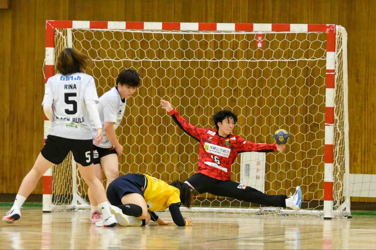 飛騨高山ブラックブルズ岐阜の看板選手は、GKの邉木薗結衣。どんな時にも体の中心をシュートに近づけていけるGKで、2026-27シーズンは阻止率リーグ1位をめざす=2026年9月、ブラザー工業体育館で(久保写す、以下すべて)
