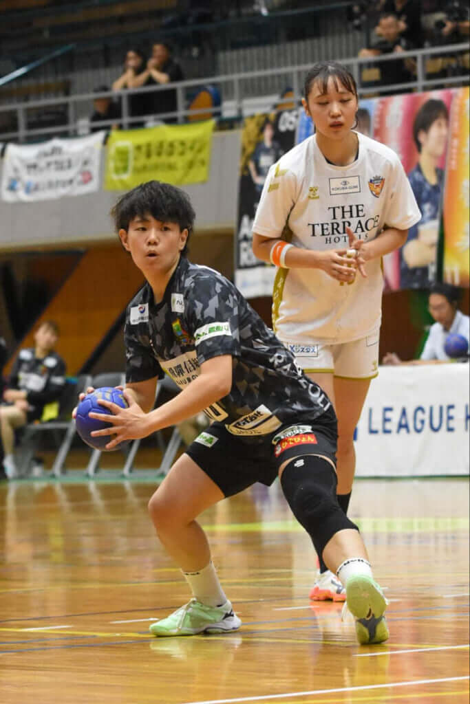 勝負どころのシュートを何本も決めてきた豊島梨奈。ヒザの痛みには勝てず、2026年5月限りで惜しまれながら引退した＝2025年9月