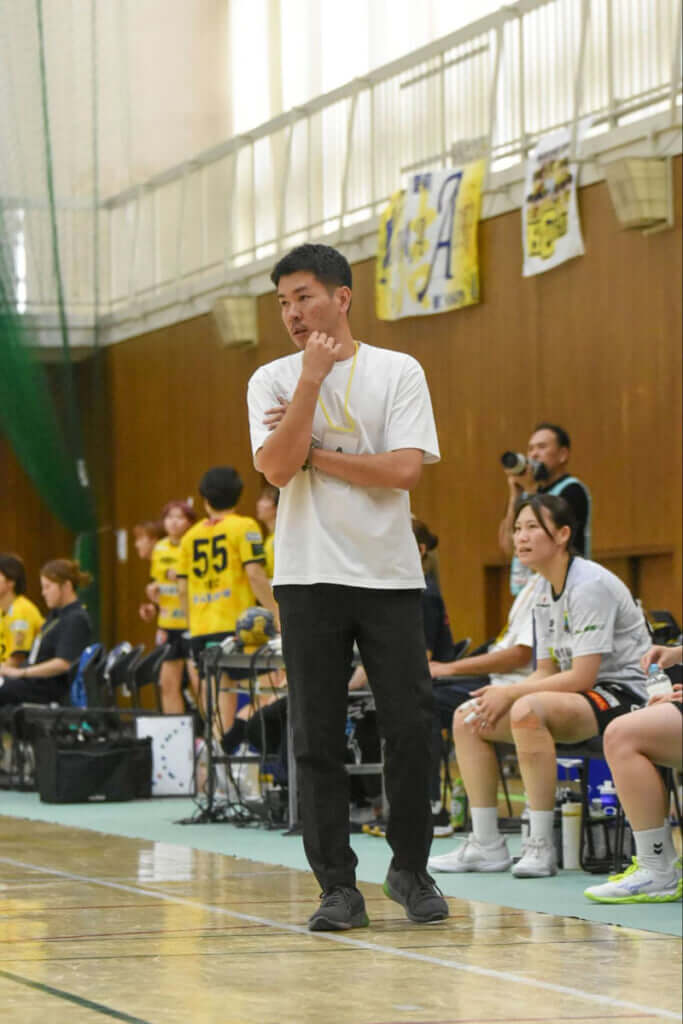 理論と情熱を合わせ持つ伊藤寿浩ヘッドコーチ。女子選手にも1対1で勝負できる「個の強さ」を求める