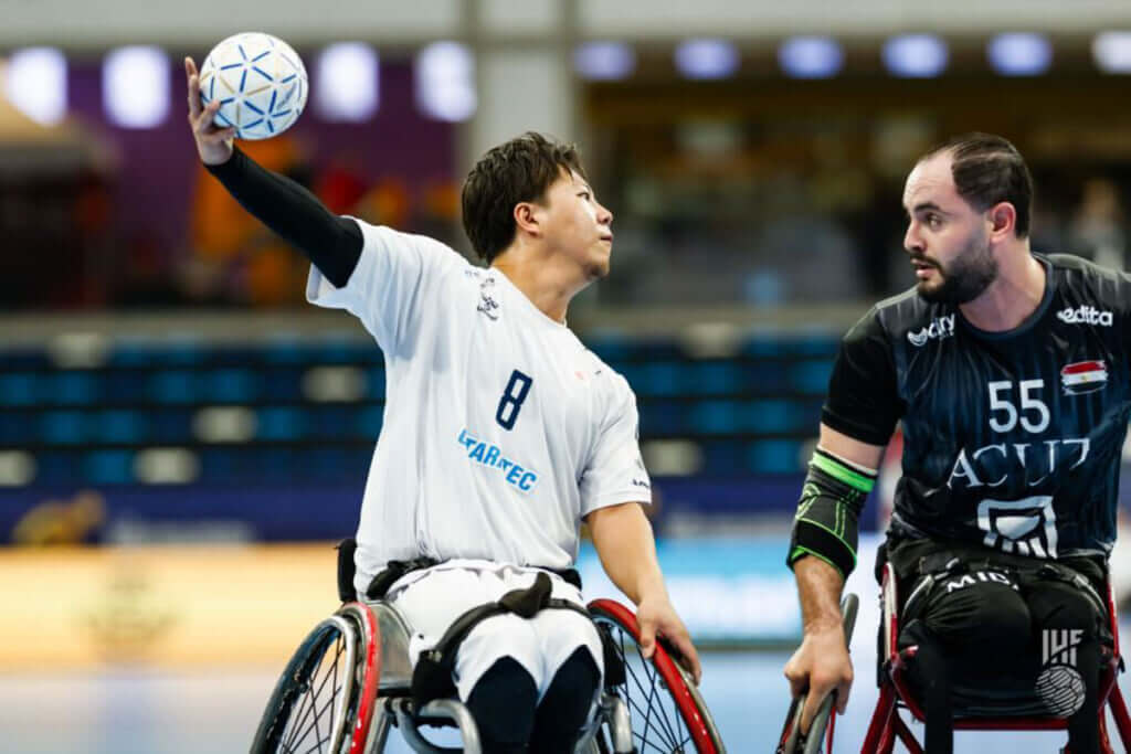 2年前よりも格段にシュート力が上がった伊藤優也(写真左)。最高のDF力に得点力が備わり、今大会では出場時間を大幅に増やした(写真提供:IHF / Kolektiff / Sasa Pahic Szabo)