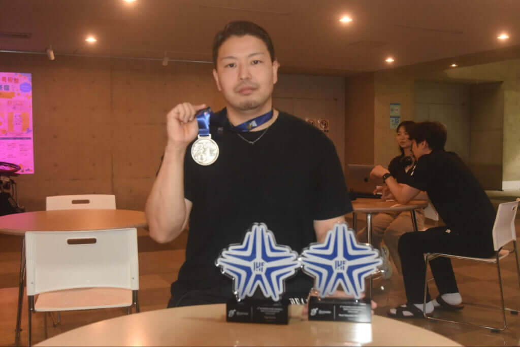 世界選手権の銀メダルと男子MVP、得点王は手に入れた。次に欲しいのは金メダルだ=2026年10月、久保写す