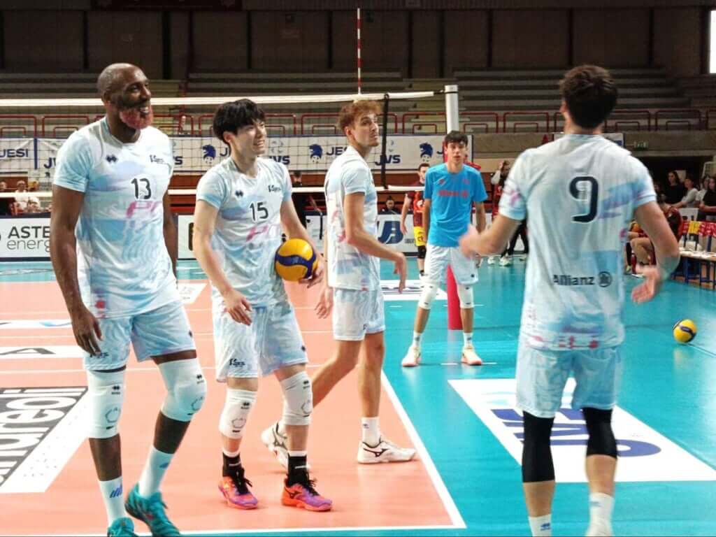 決勝前、ロベルランディ・シモン(39)と対人練習をした大塚=2026年10月11日、イタリア・イェジで(中山写す)