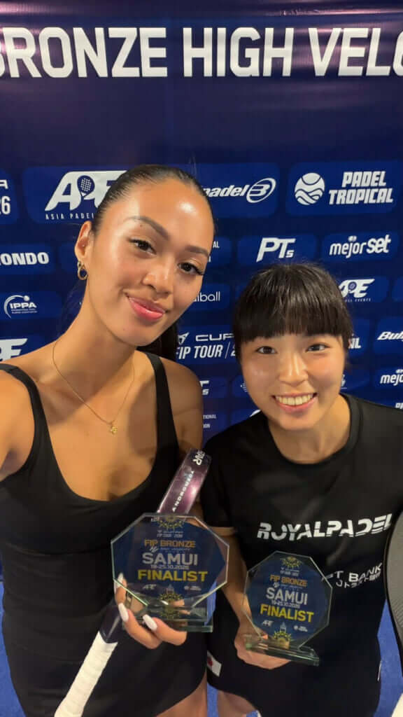 ファイナリストの盾を手にほほ笑む佐藤千文(右)とエリシア・ワン(提供:佐藤千文)