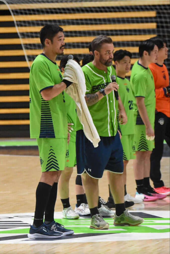 ダンHCの言葉を通訳する笠原。この2人の熱い思いが、日本のハンドボール界を変えるきっかけになるか