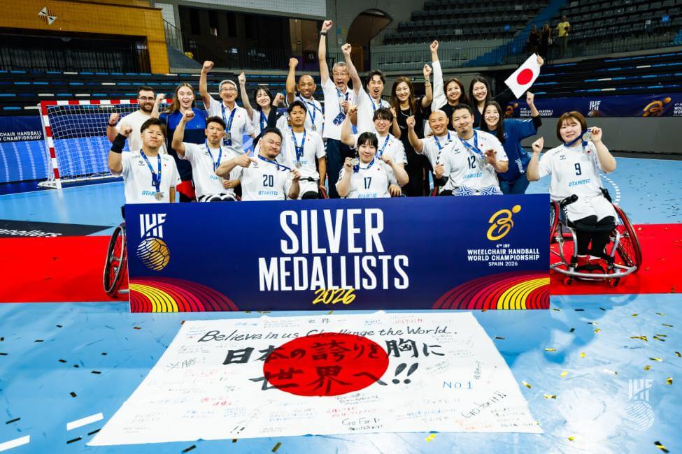 世界選手権で銀メダルを獲得した車いすハンドボール日本代表＝2026年9月20日、スペインのパラウ・デ・エスポルト・デ・グラノリェースで（写真提供：IHF / Kolektiff / Sasa Pahic Szabo）