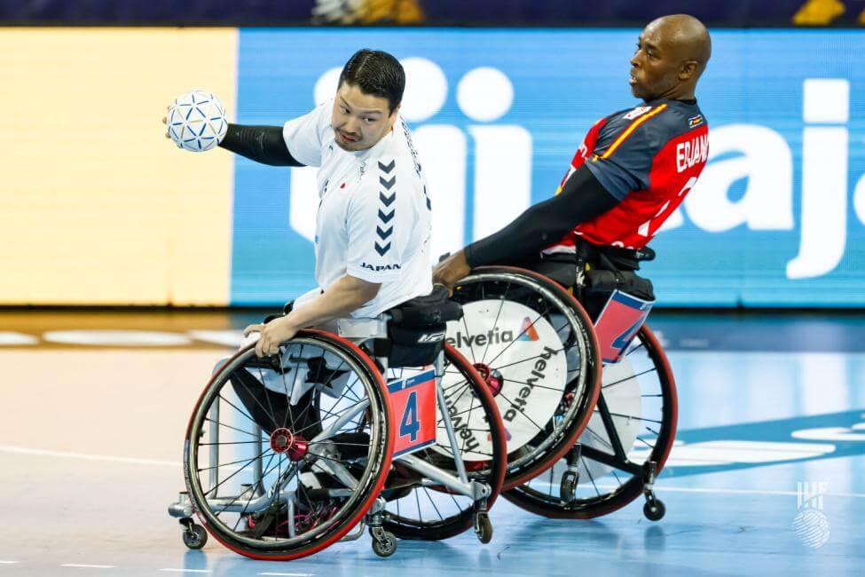 日本の諸岡晋之助(写真左)と、スペインのロレンソ・エンボ・エジャン(写真右)。エース同士の激しいぶつかり合い(写真提供:IHF / Kolektiff / Sasa Pahic Szabo)