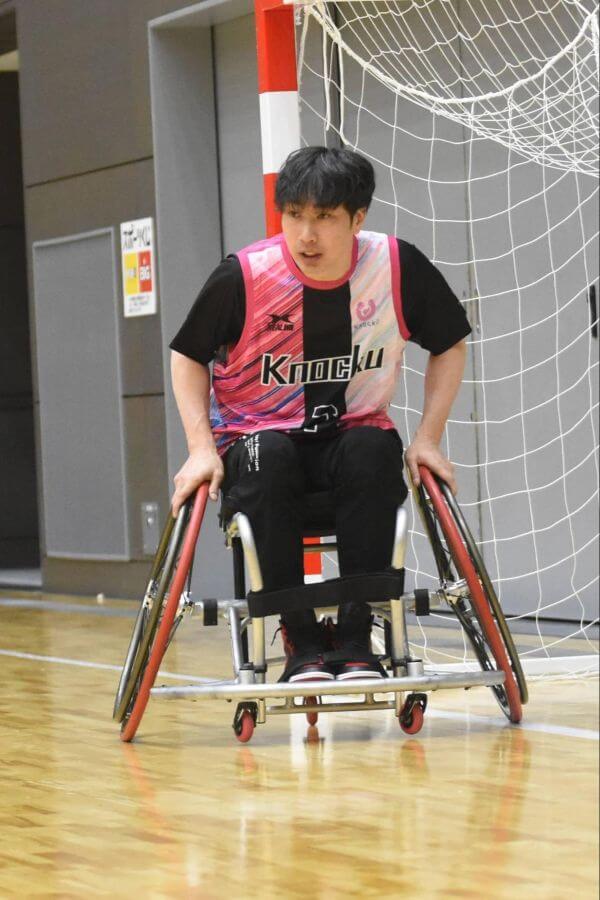 松本賢コーチはドイツで7人制のプロ経験があるだけでなく、ビーチハンドボールにも長く携わってきたので、数的優位を攻略する方法を熟知している＝2026年7月、久保写す